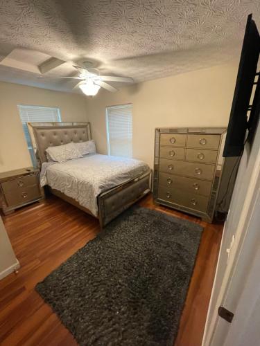 um quarto com uma cama, uma cómoda e um tapete em Home sweet home em Columbus