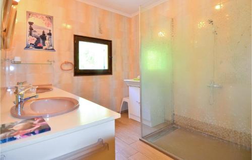 y baño con lavabo y ducha acristalada. en Gorgeous Home In Laudun L Ardoise With Kitchen, en Laudun