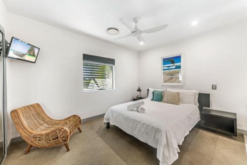アレクサンドラ・ヘッドランドにあるAlex Beach House, 100 steps to the sand, with ocean viewsのベッドと椅子と窓のある寝室