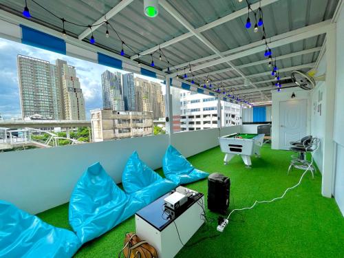 an office with a ping pong table and blue chairs at k4 be chill *Wongwianyai BTS_80m*Family&Friend* in Godown