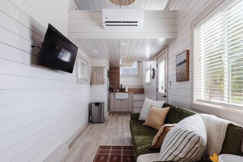 TV a/nebo společenská místnost v ubytování Convient tiny home private deck