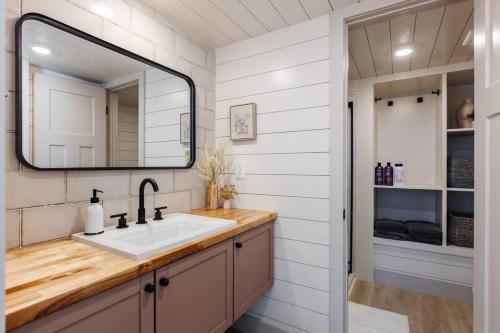 ein Bad mit einem Waschbecken und einem Spiegel in der Unterkunft Convient tiny home private deck in Apple Valley