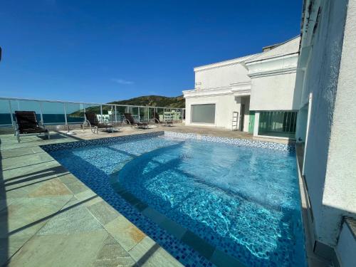 a swimming pool in the middle of a building at Luz do Sol Prainha - 3 Quartos in Arraial do Cabo