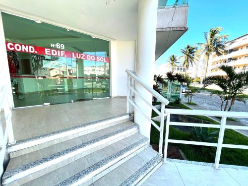 a building with stairs in front of a store at Luz do Sol Prainha - 3 Quartos in Arraial do Cabo