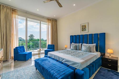 Ένα ή περισσότερα κρεβάτια σε δωμάτιο στο StayVista at Blanc Belle With outdoor pool