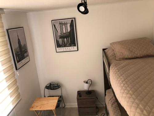 a bedroom with a bed and a table in it at Departamento Papudo Altos Puyai in Papudo