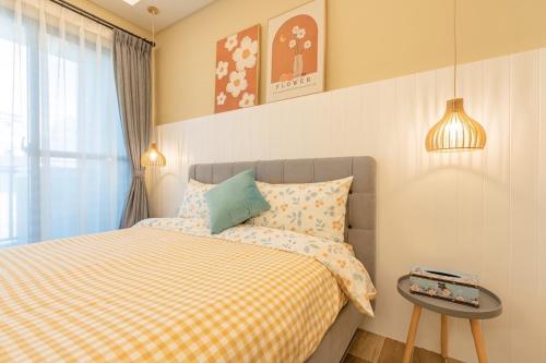 a small bedroom with a bed and a table at 花蓮民宿日光漫旅-近東大門夜市 免費停車場 in Hualien City