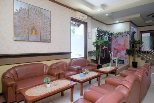 Χώρος καθιστικού στο Urbanview Hotel Dedy Jaya Brebes