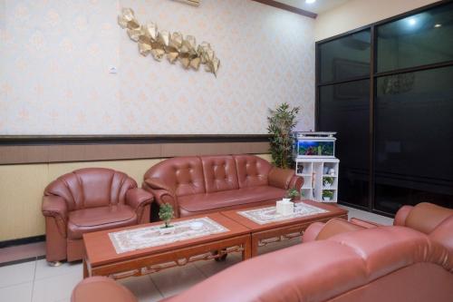 Χώρος καθιστικού στο Urbanview Hotel Dedy Jaya Brebes
