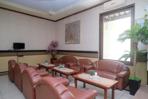 Μια τηλεόραση ή/και κέντρο ψυχαγωγίας στο Urbanview Hotel Dedy Jaya Brebes