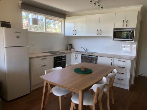 Kuchyň nebo kuchyňský kout v ubytování Unit 14 Buckland Drive, Mallacoota