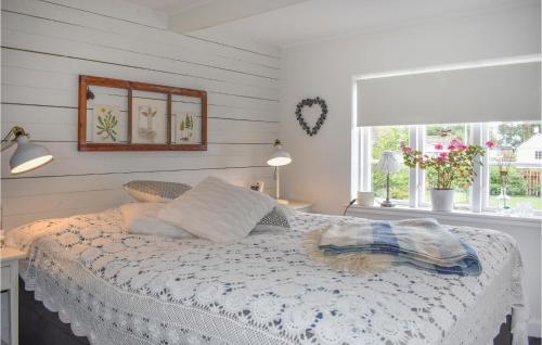 Säng eller sängar i ett rum på Amazing Home In Kivik With Wifi