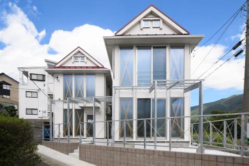 una casa con ventanas en un lateral en 和光荘 Harmonious Light West en Hakone