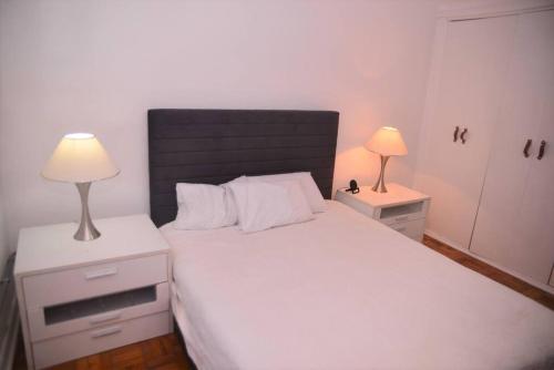 Ένα ή περισσότερα κρεβάτια σε δωμάτιο στο Residência Charme & Conforto, próxima do metro Vila Madalena