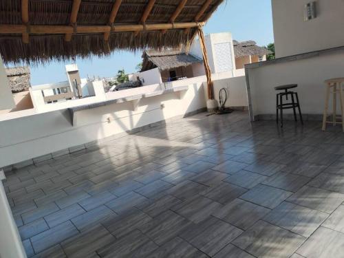 d'une terrasse sur le toit avec une table et des chaises. dans l'établissement Departamento en Acapulco Diamante MacMac, à Acapulco