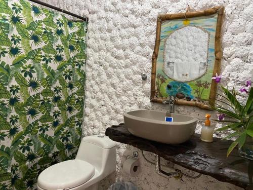 KOFAN Ecohotel في بويرتو أسيس: حمام مع حوض ومرحاض