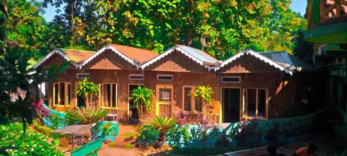 Akarshan Bono Bunglow في لاتاغري: منزل كبير في ساحة بها أشجار