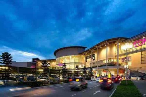 un edificio con coches estacionados en un estacionamiento en Cozy Sky Trees, Aeon, Netflix & Pool Views en Johor Bahru