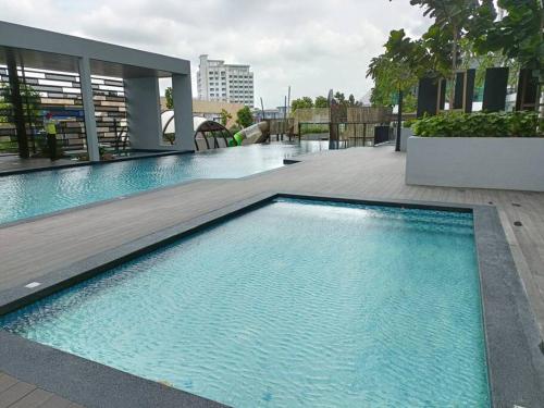 a large swimming pool on top of a building at Cozy Sky Trees, Aeon, Netflix & Pool Views in Johor Bahru