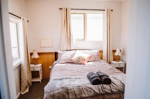 um quarto com uma cama e 2 janelas em True Blue Five - The Residence em Sheffield