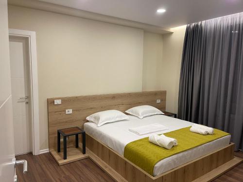 - une chambre avec un lit et 2 serviettes dans l'établissement Ale Investa Hospitality, à Tirana