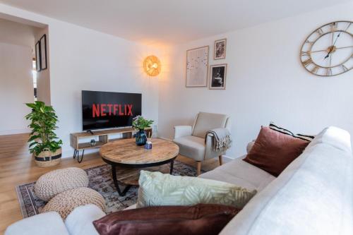 a living room with a couch and a table at Cozy I hochwertig eingerichtet NETFLIX Parkplatz Nespresso in Longkamp