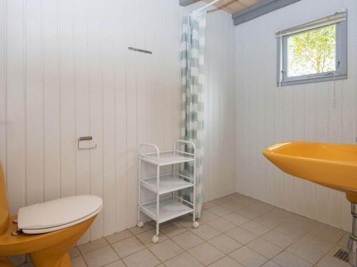 ein Bad mit einem WC und einem Waschbecken in der Unterkunft Holiday home Hovborg XII in Hovborg