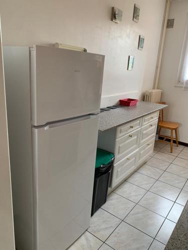 Nhà bếp/bếp nhỏ tại Appartement -2 chambres - Wifi - Proche tram- circuit et gare en tram en 8mn-stationnement facile et gratuit