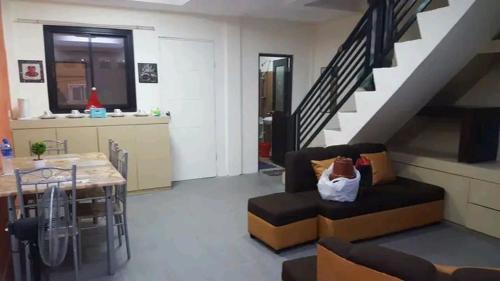 un salon avec une cuisine et une salle à manger dans l'établissement Unique apartment, à Nsukka