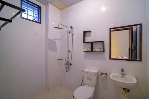 y baño con aseo, lavabo y ducha. en Hoi An Viet House Homestay, en Hoi An