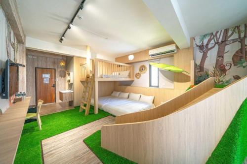 a kids bedroom with a bunk bed and green grass at Anping Su Mu in Anping