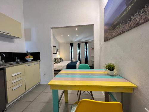 een keuken met een tafel en stoelen in een kamer bij Ocean Lovers Apartamentos in Taganga