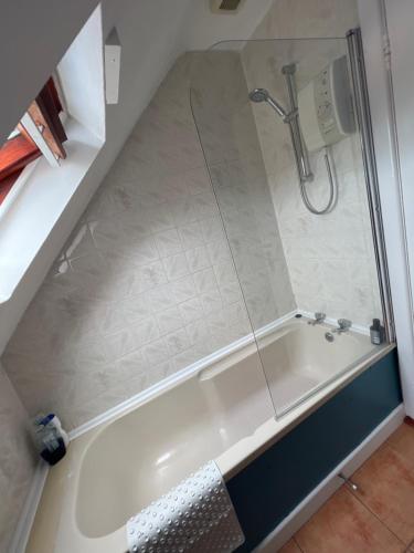 łazienka z prysznicem i wanną w obiekcie PINEBROOK BnB 1st Floor Apartment shared bathroom budget w mieście Killybegs