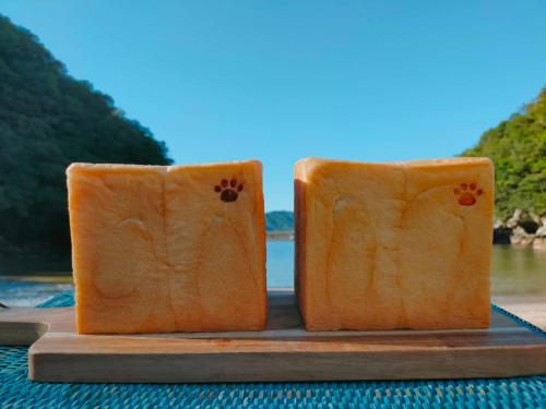 two slices of bread sitting on a cutting board at Pension Shishikui in Shishikui