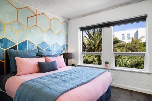 a bedroom with a large bed and a window at Ray's Place by the Riverside in Glenelg