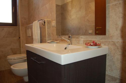 bagno con lavandino bianco e servizi igienici di Piccolo Marte a Montenero di Bisaccia