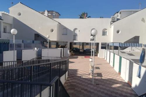a building with a walkway in front of it at Dúplex 8, en primera línea de playa in Sanlúcar de Barrameda