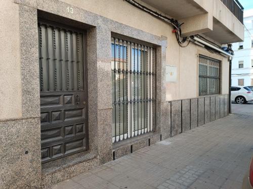 um par de portas na lateral de um edifício em MCR em Isla Cristina