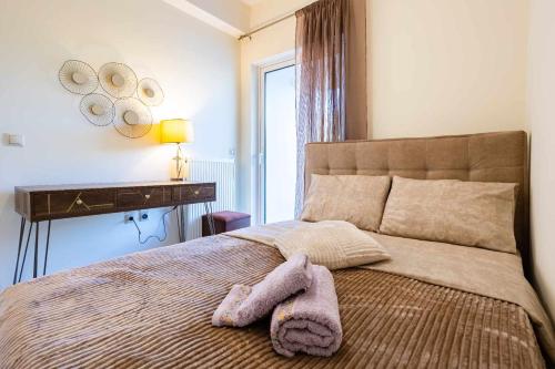 Villa Elena في كالاماتا: غرفة نوم عليها سرير محشوة