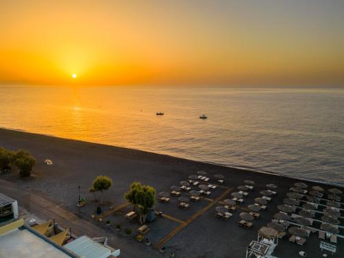 una vista aérea de un aparcamiento junto al océano en Cyclops Beach Apartments, en Perivolos