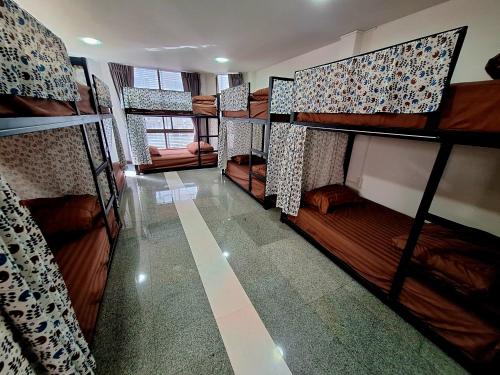 Cette chambre dispose de lits superposés. dans l'établissement Cody Backpackers CNX, à Chiang Mai
