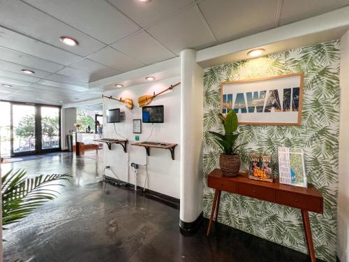 um lobby de escritório com um balcão e uma planta em Stay Hotel Waikiki em Honolulu