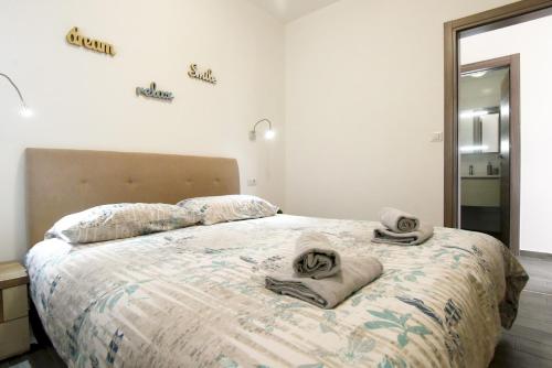 a bedroom with a bed with towels on it at Apartman Paštura in Vodnjan