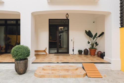 a lobby with potted plants and a door at 鹹菜巷8號 in Tainan