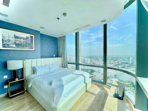 - une chambre avec un grand lit dans une pièce dotée de fenêtres dans l'établissement Landmark 81 - Stay in the top of Vietnam - 1,2,3,4 bedroom Apartment, à Hô-Chi-Minh-Ville