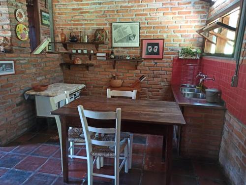 eine Küche mit einem Holztisch und einem Waschbecken in der Unterkunft Chácara de lazer e eventos a 30 km de Curitiba, PISCINA, CHURRASQUEIRA, LAREIRA, 5 quartos Casa de 380m2 em 22 alqueires na natureza preservada in Quatro Barras