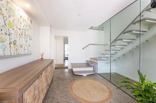 een trap in een huis met een glazen wand bij Serendipity in Forster
