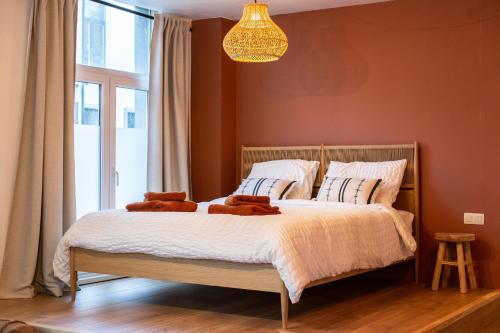 1 dormitorio con 1 cama con 2 toallas marrones en Romantische Studio in Harmoniewijk, en Amberes