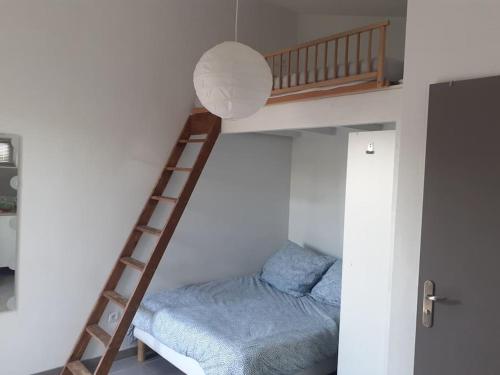 - une chambre avec des lits superposés et une échelle dans l'établissement Studio- Terrasse -Place de parking privé, à Marseille