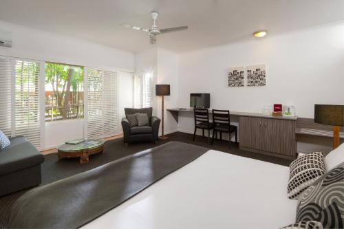 uma sala de estar com um sofá e uma mesa em Ramada Resort by Wyndham Port Douglas em Port Douglas